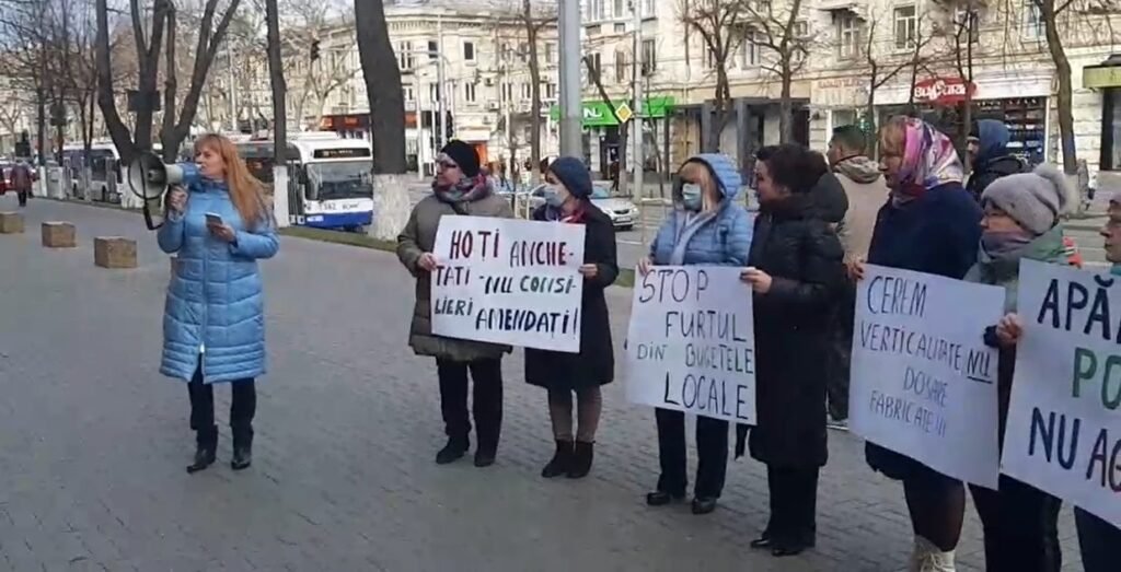 VIDEO// Femeile din Platforma DA au protestat la MAI. Acestea cer dreptate pentru consiliera care a fost agresată fizic, iar apoi a primit și o amendă 1 VIDEO// Femeile din Platforma DA au protestat la MAI. Acestea cer dreptate pentru consiliera care a fost agresată fizic, iar apoi a primit și o amendă