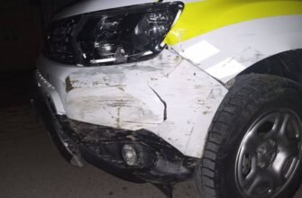 VIDEO// Fiind beat la volan, a accidentat o mașină a Poliției care staționa pe o stradă din orașul Cimișlia. Ce pedeapsă riscă