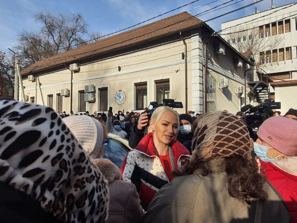 FOTO// Sute de bălțeni protestează la Judecătoria Bălți pentru susținerea Marinei Tauber: ”Марина наш примар!”