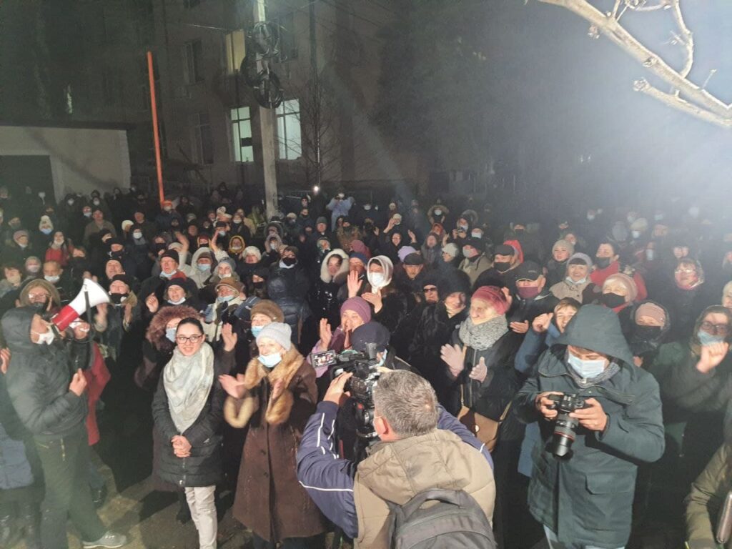 in pofida frigului si lasarii intunericului sute de balteni continua sa protesteze in sustinerea marinei tauber