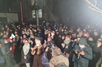 FOTO// În pofida frigului și lăsării întunericului, sute de bălțeni continuă să protesteze în susținerea Marinei Tauber