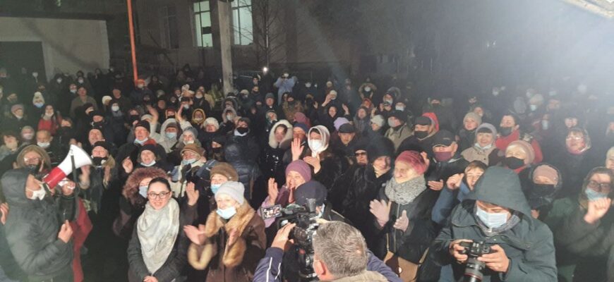 in pofida frigului si lasarii intunericului sute de balteni continua sa protesteze in sustinerea marinei tauber