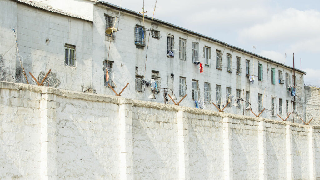 ini desfasoara perchezitii in doua penitenciare din republica moldova