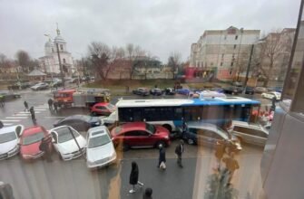 VIDEO// Momentul în care un autobus lovește mai multe vehicule pe strada Vasile Alecsandri, surprins de o cameră de bord