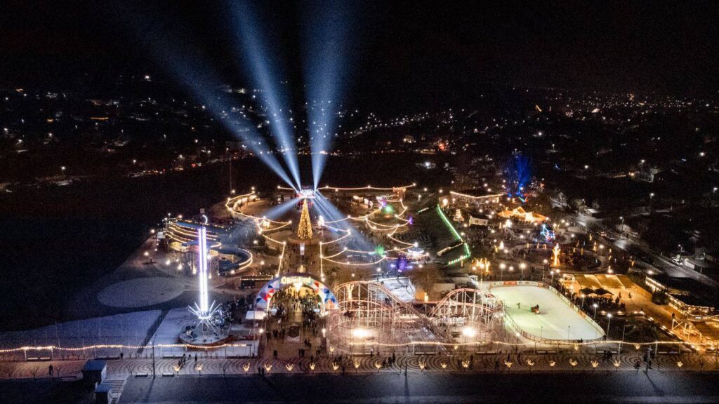 peste 25 de mii de oameni s au adunat la orheiland la deschiderea celui mai frumos targ de craciun