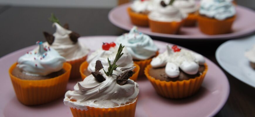 plate of cupcakes selective focus photograph