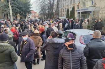 FOTO// Sute de bălțeni protestează la Judecătoria Bălți pentru susținerea Marinei Tauber: ”Марина наш примар!”