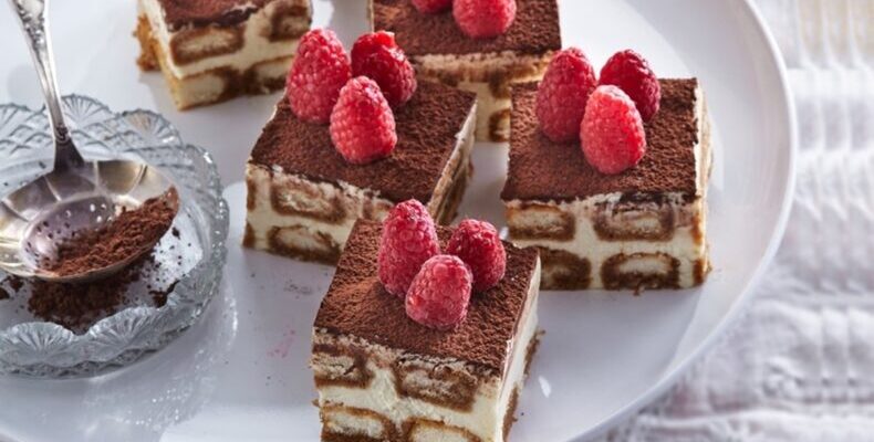 portii de tiramisu cu zmeura 790x460 1