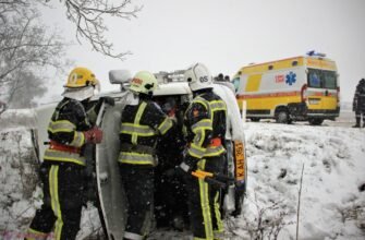 FOTO// Moldova, sub zăpadă! Salvatorii și pompierii au intervenit pentru a debloca mai multe ambulanțe din țară