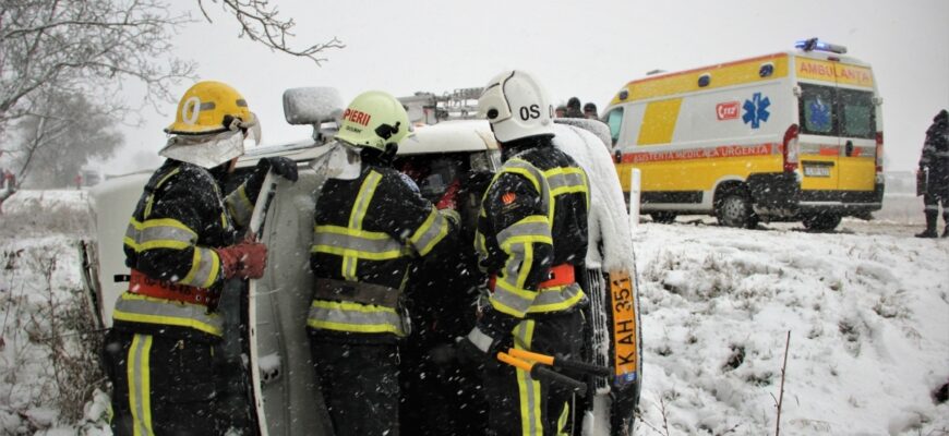 salvatorii si pompierii au intervenit pentru a debloca mai multe ambulante din tara