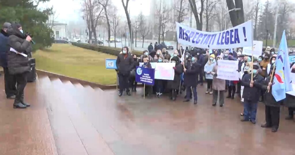 VIDEO// Sindicaliștii PROTESTEAZĂ în fața Parlamentului împotriva legilor promovate de PAS: „Rușine că NU ne ascultați!”
