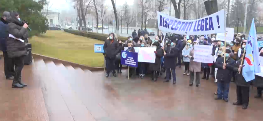sindicalistii protesteaza in fata parlamentului impotriva legilor promovate de pas