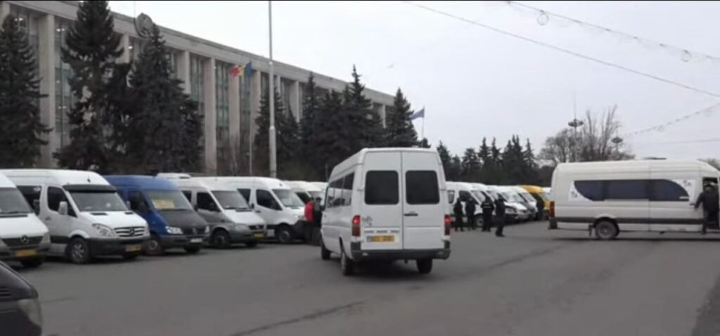Tot mai mulți protestatari se adună în fața Guvernului. Transportatorii au blocat mai multe benzi pe bulevardul Ștefan cel Mare și Sfânt