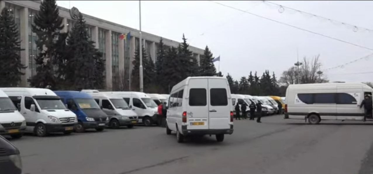 Tot mai mulți protestatari se adună în fața Guvernului. Transportatorii au blocat mai multe benzi pe bulevardul Ștefan cel Mare și Sfânt