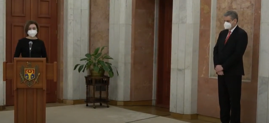 a uitat sa semneze textul juramantului