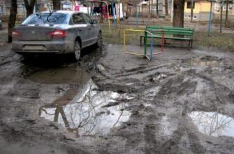 Băltoace şi mizerie pe străzile şi în curţile Capitalei după topirea zăpezii
