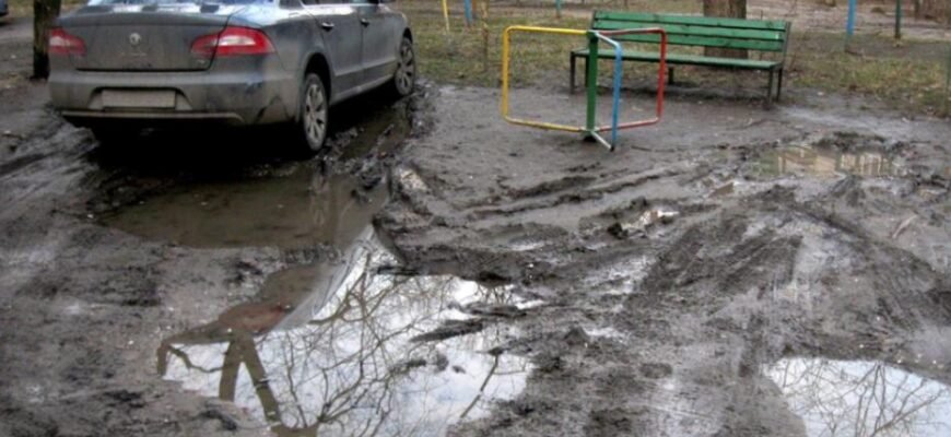 Băltoace şi mizerie pe străzile şi în curţile Capitalei după topirea zăpezii