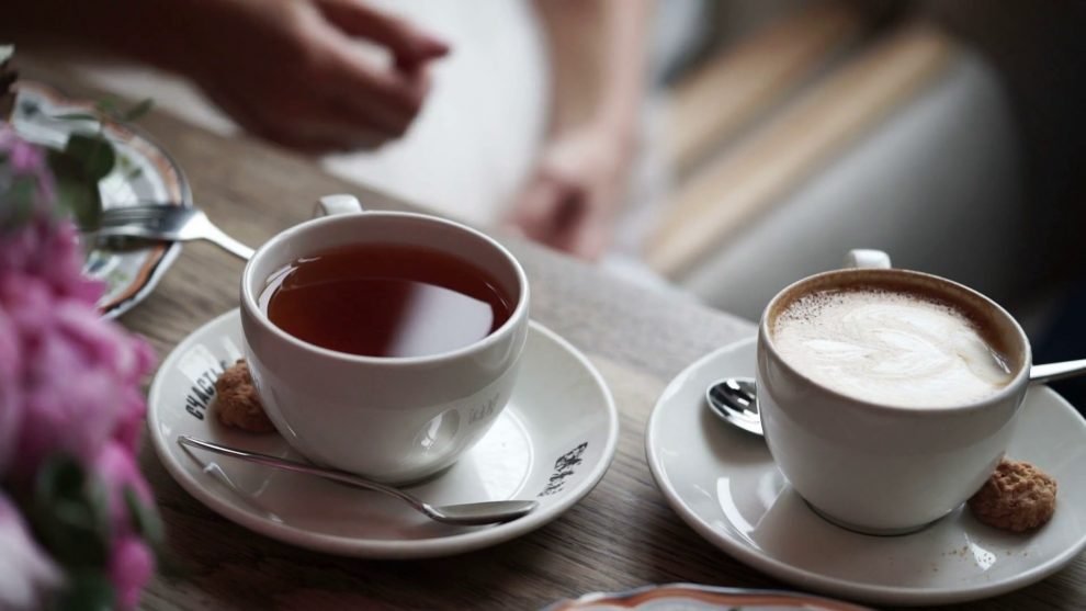 Merită să înlocuiești cafeaua cu ceaiul? Ce se întâmplă în corp în urma acestei schimbări