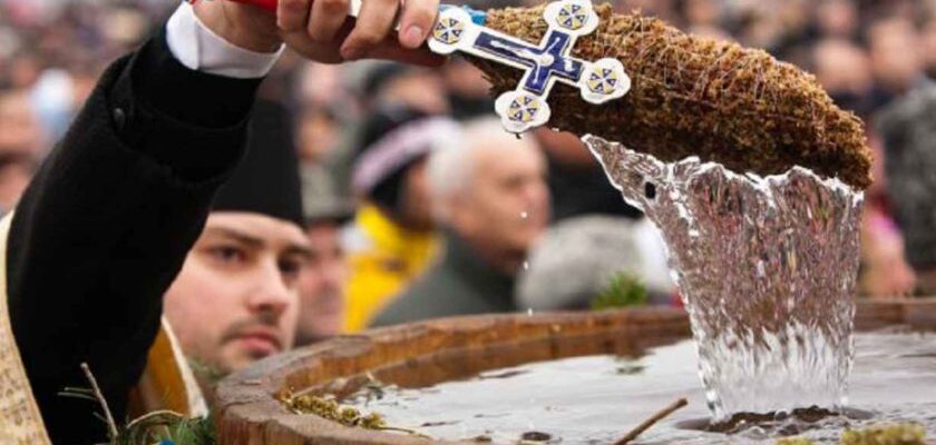 circa 100 tone de apa potabila vor fi livrate de boboteaza lacaselor sfinte din capitala