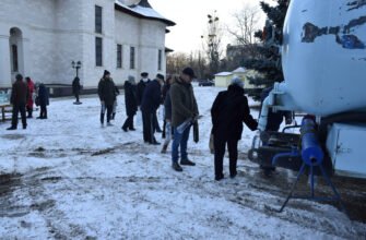 De Bobotează, credincioșii au făcut cozi la biserici pentru a lua agheasmă