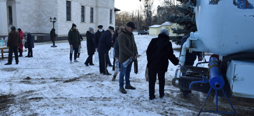 de boboteaza credinciosii au facut cozi la biserici pentru a lua agheasma