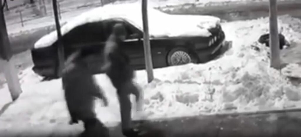 VIDEO// Doi bărbați au fost reținuți fiind suspectați de comiterea unui furt din automobil în capitală