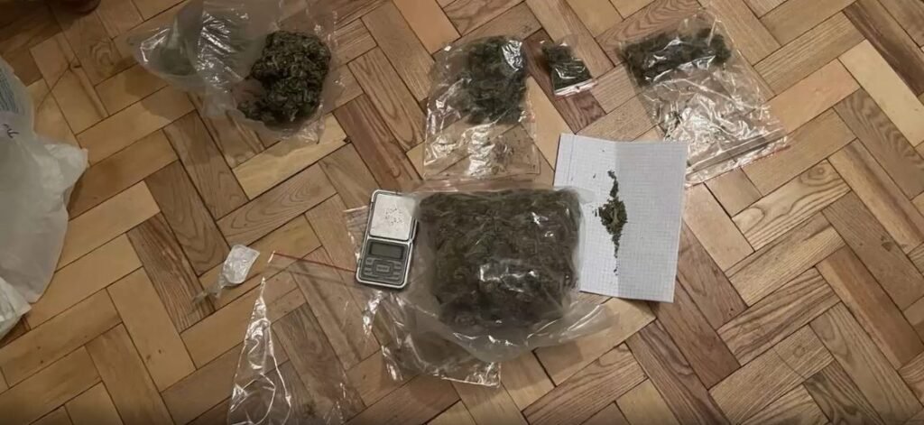 VIDEO// Droguri în valoare de 135 000 lei, ridicate de oamenii legii. Bănuitul a fost plasat în arest pentru 30 de zile