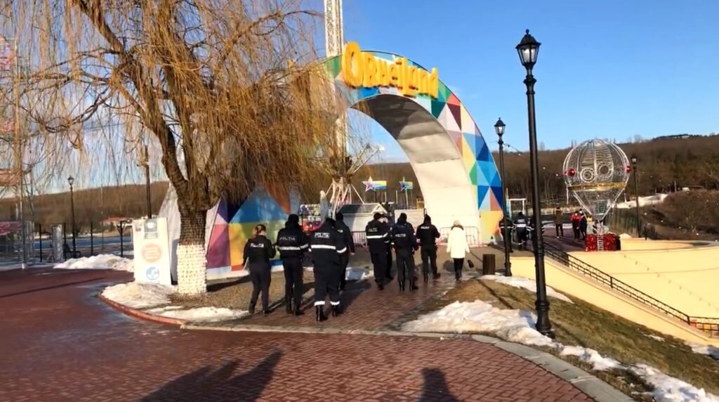 FOTO// Mai mulți polițiști la OrheiLand decât copii. Reacția internauților la abuzurile guvernării Maiei Sandu