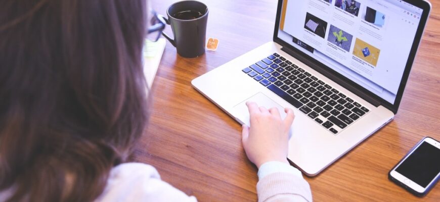 o femeie a descoperit ca barbatul cu care vorbea pe internet timp de 10 ani era de fapt verisoara ei