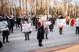 FOTO// Flash mob cu facturi la "turnul de fildeș" al Maiei Sandu. Partidul ȘOR critică scumpirile fără precedent a gazelor