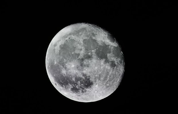 prima dovada de necontestat a existentei apei pe luna size1