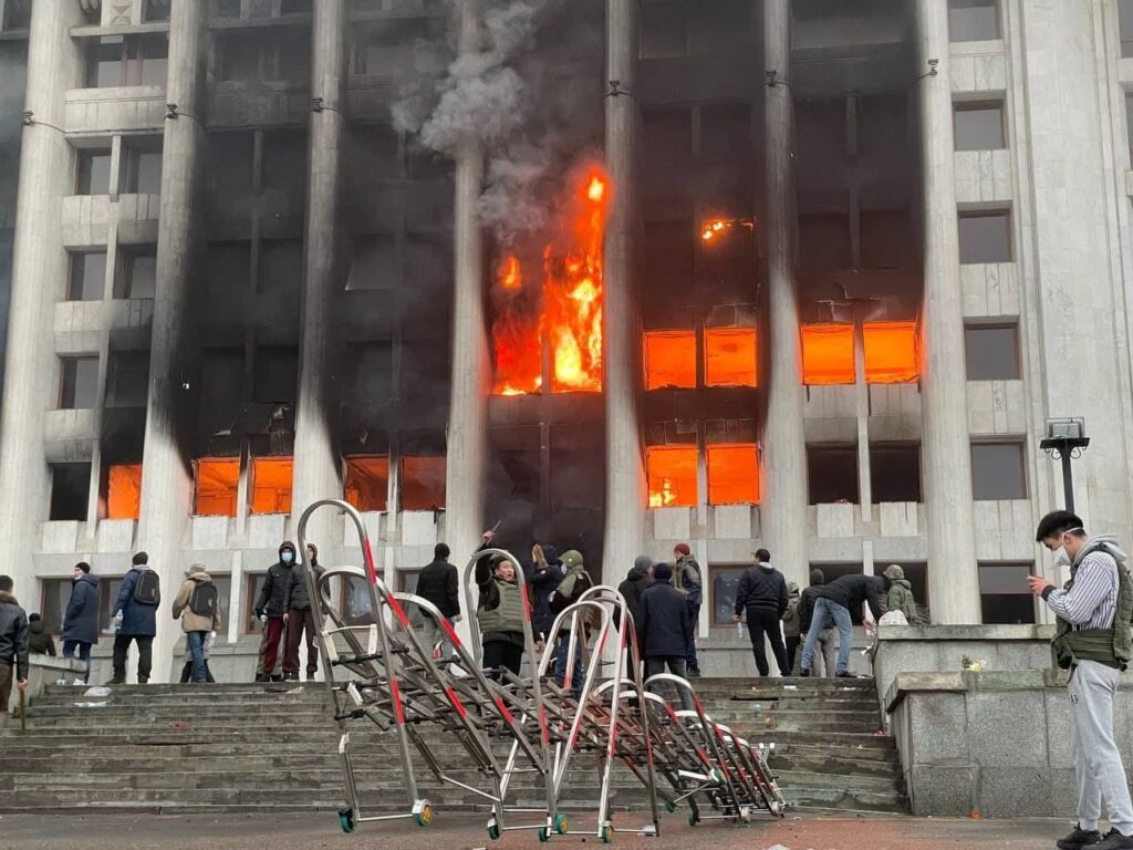 VIDEO// Explozie puternică în fața primăriei unui oraș din Kazahstan. Protestatarii au incendiat clădirea administrației din Almaty 2 protestatarii au incendiat cladirea administratiei din almaty