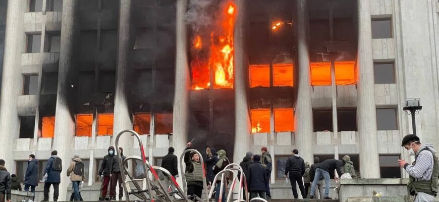 protestatarii au incendiat cladirea administratiei din almaty