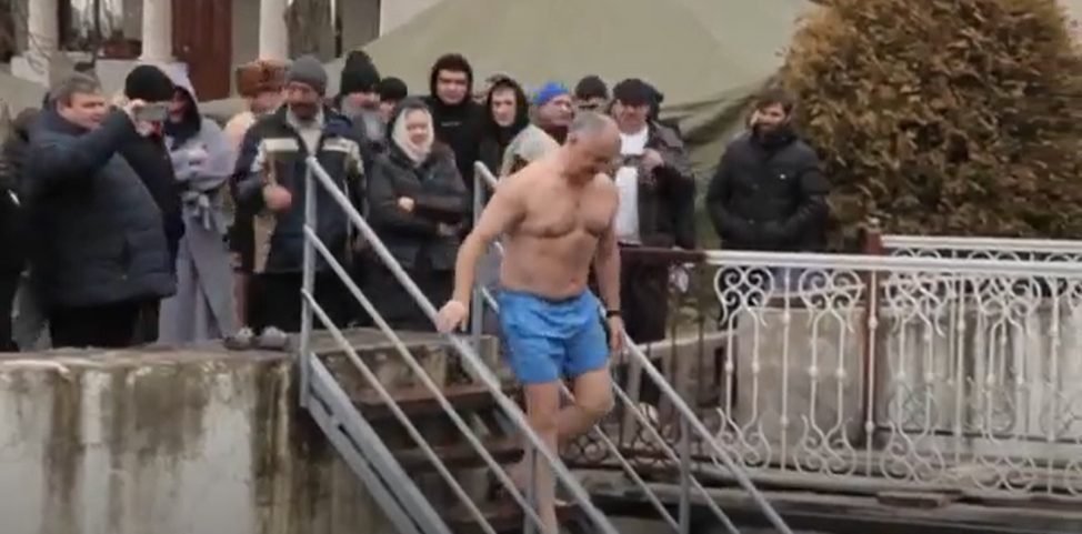 VIDEO// Igor Dodon respectă tradiția de Bobotează și s-a scufundat în apa rece al unui lac