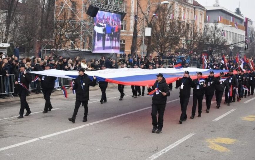 FOTO// Tensiuni în Bosnia. Etnicii sârbi organizează sărbători naționaliste în ciuda interdicțiilor și sancțiunilor