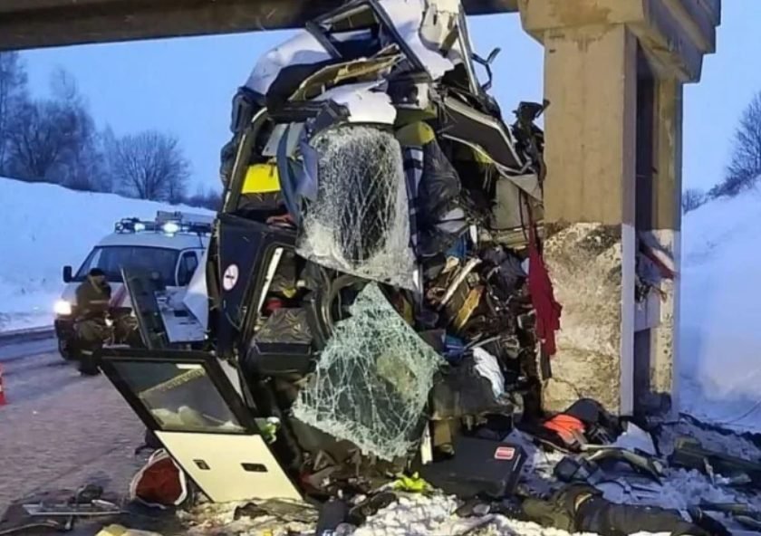 Un autobuz plin cu pasageri, a lovit un stâlp de pod. Cinci oameni au murit pe loc. Alte 21 de persoane au fost rănite