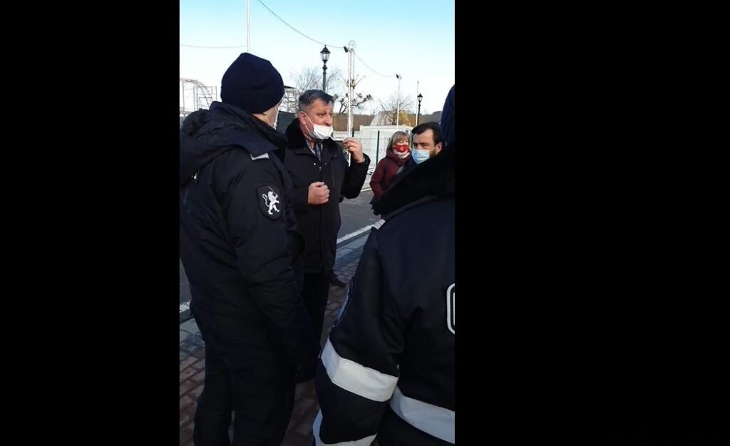 Polițiștii continuă să blocheze accesul copiilor în parcul de distracții OrheiLand: Retrageți ”forțele armate” 2 Polițiștii continuă să blocheze accesul copiilor în parcul de distracții OrheiLand: Retrageți ”forțele armate”