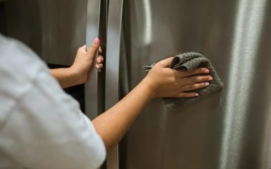 Treburile casnice ard sute de calorii. Activitățile banale care te ajută să te menții în formă