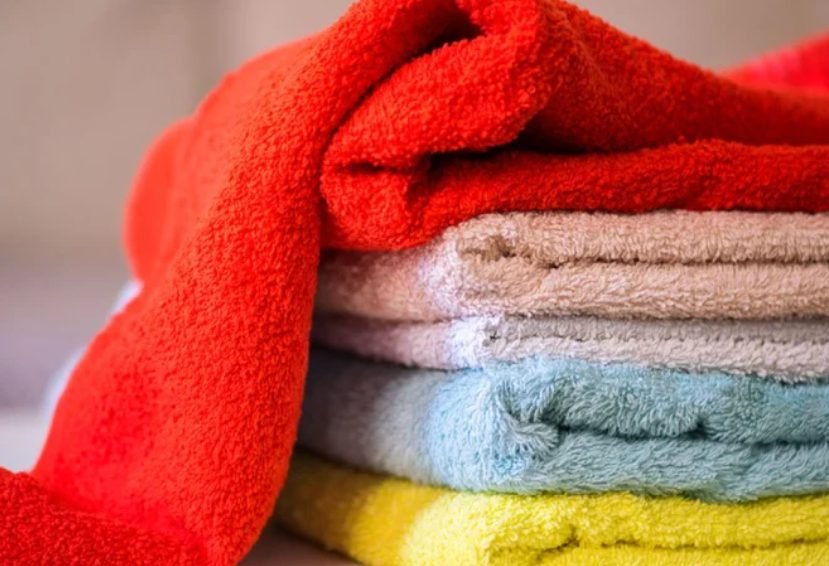 Cinci remedii naturale simple, care păstrează moi și parfumate prosoapele și halatele de baie