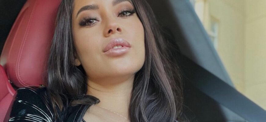 si a luat un costum de baie mult prea mic pentru formele sale voluptuoase