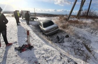 FOTO// Accident pe traseul Bălți-Fălești. Un Mercedes a derapat de pe șosea și a intrat într-un șanț