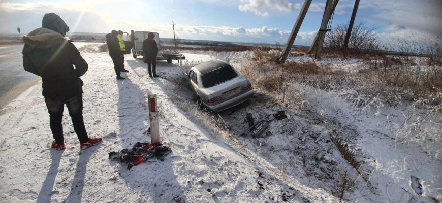 un mercedes a derapat de pe sosea si a intrat intr un sant