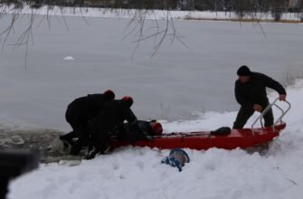 Un pescar s-a prăbușit sub gheața lacului Ghidighici