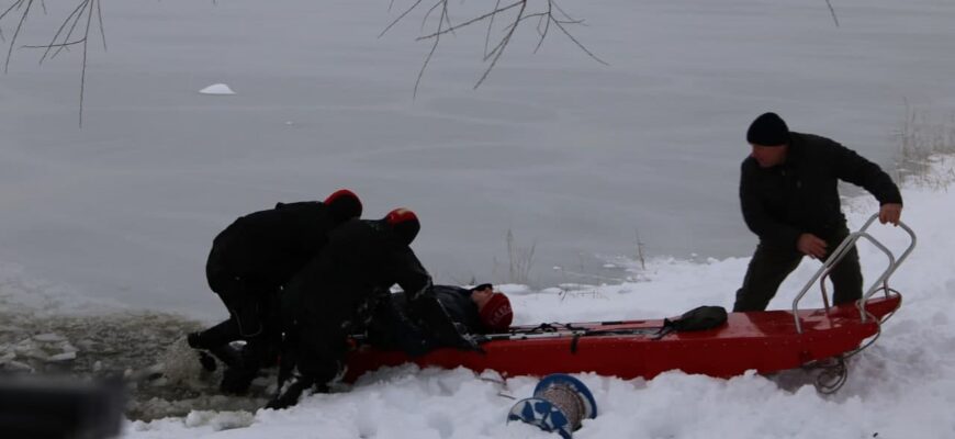 un pescar s a prabusit sub gheata lacului ghidighici