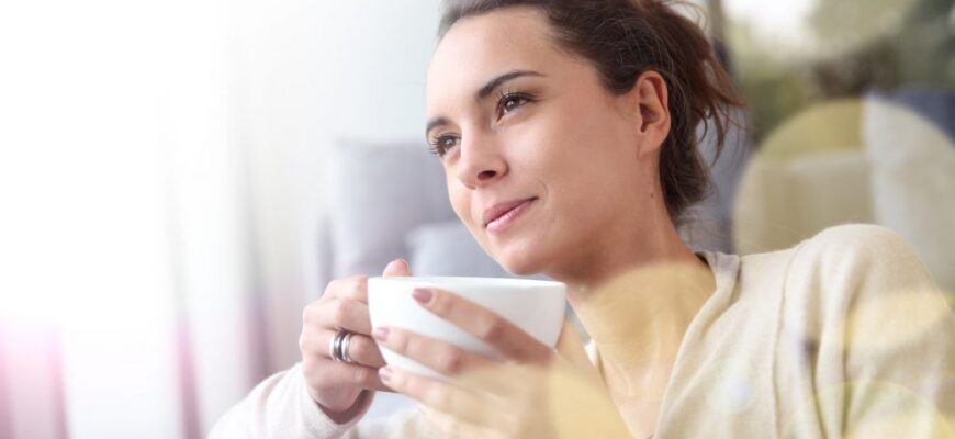 woman drinking tea 990x660 1