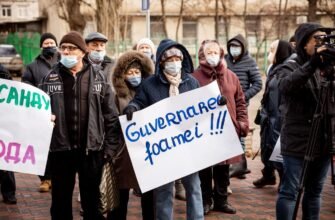 ”Nu ne luați pâinea de la gură”. Peste o sută de oameni au cerut ieftinirea pâinii, în cadrul unui flash-mob organizat la Franzeluța