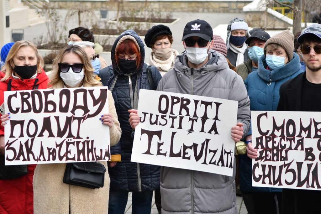 FOTO// Susținătorii Partidului „Șor” protestează la Curtea de Apel Chișinău: Opriți justiția selectivă