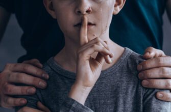 A recunoscut că și-a abuzat sexual fiul vitreg şi și-a snopit în bătăi soția. Acum va sta după gratii aproape 11 ani