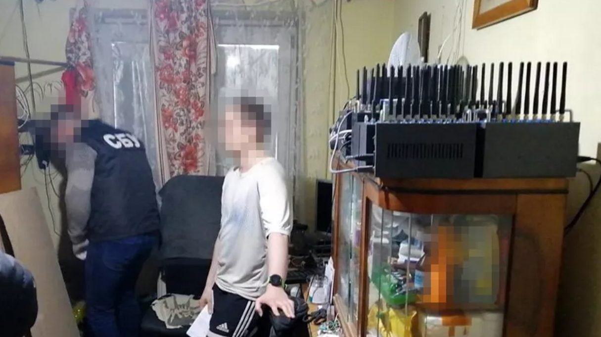 FOTO// Cum arată o fermă de troli din Ucraina, conectată prin 3000 de cartele SIM pentru a face propagandă Rusiei