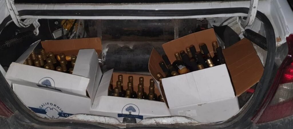 FOTO// Băuturi alcoolice contrafăcute în valoare de circa 10 000 de lei, descoperite de oamenii legii la Bălți
